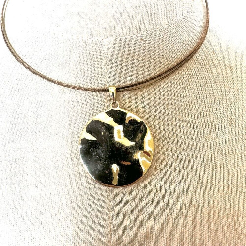 Jones New York gold tone circle wire pendant neckalce